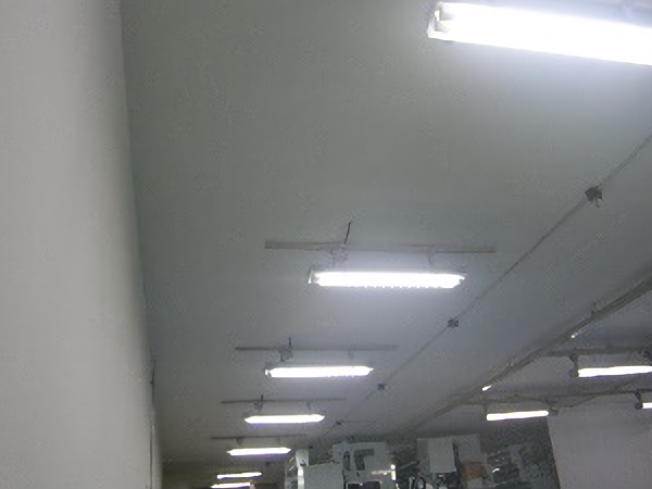 工場内レイアウト変更による照明再配置工事